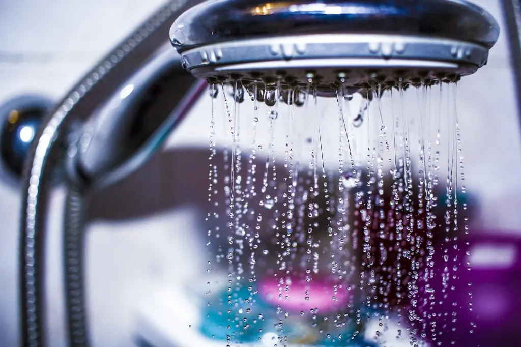Douche en fonctionnement, première source d'eaux grises visée par l'obligation