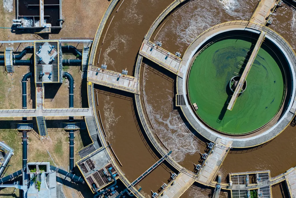 Vue aérienne des bassins d'une station de traitement des eaux usées urbaines