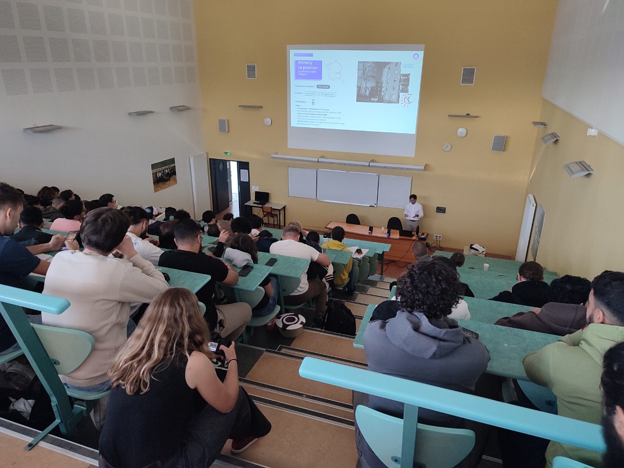 Conférence en amphithéâtre devant les étudiants