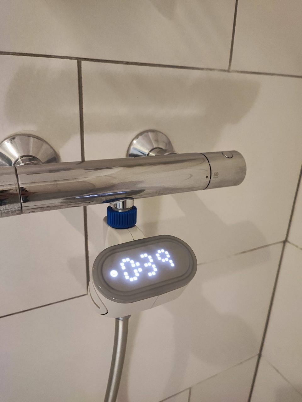 Compteur d'eau connecté en pied de douche